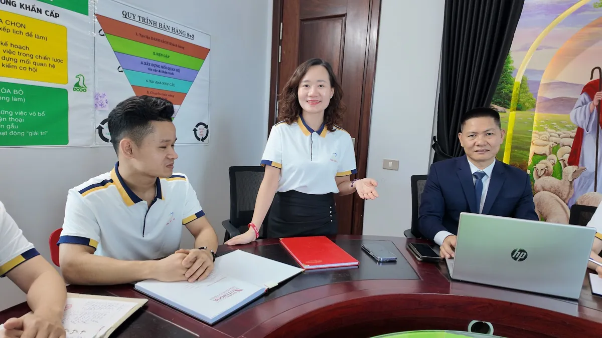 Chị Thảo Nguyễn đứng hướng dẫn, nhân viên nam và anh Nguyễn Quốc Huy ngồi nghe tại Tâm - Tầm - Tài – chia sẻ về đăng ký hộ kinh doanh trên vneid