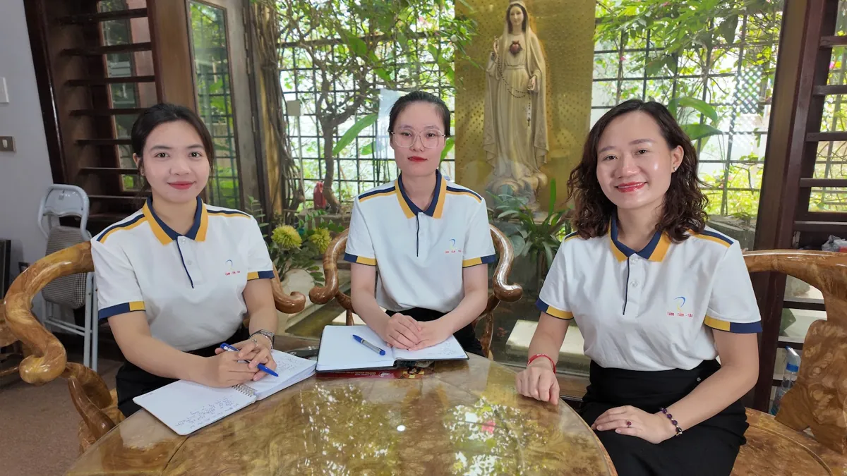 Chị Thảo Nguyễn trao đổi công việc với hai nhân viên bên bàn tròn tại Tâm - Tầm - Tài – chia sẻ về hộ kinh doanh có nên lên công ty không