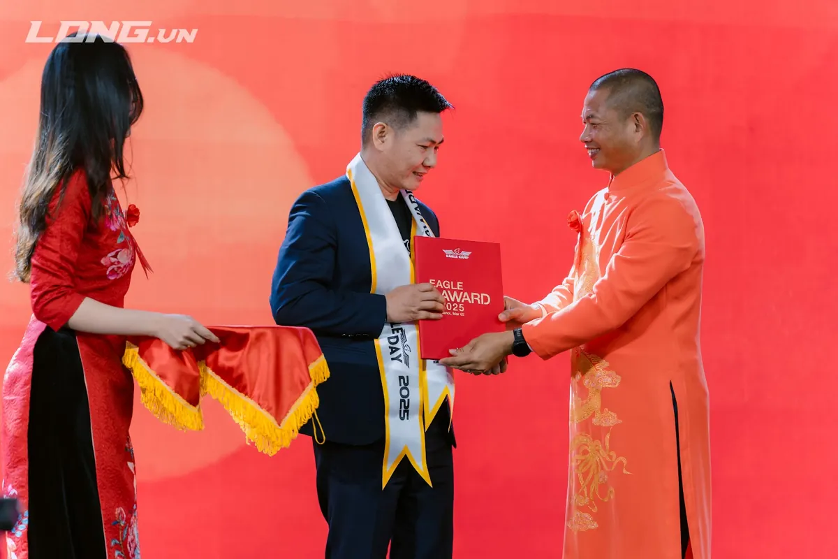 Anh Nguyễn Quốc Huy đeo băng Eagle Award nhận chứng nhận từ thầy Long – Quy trình tuyển dụng nhân sự