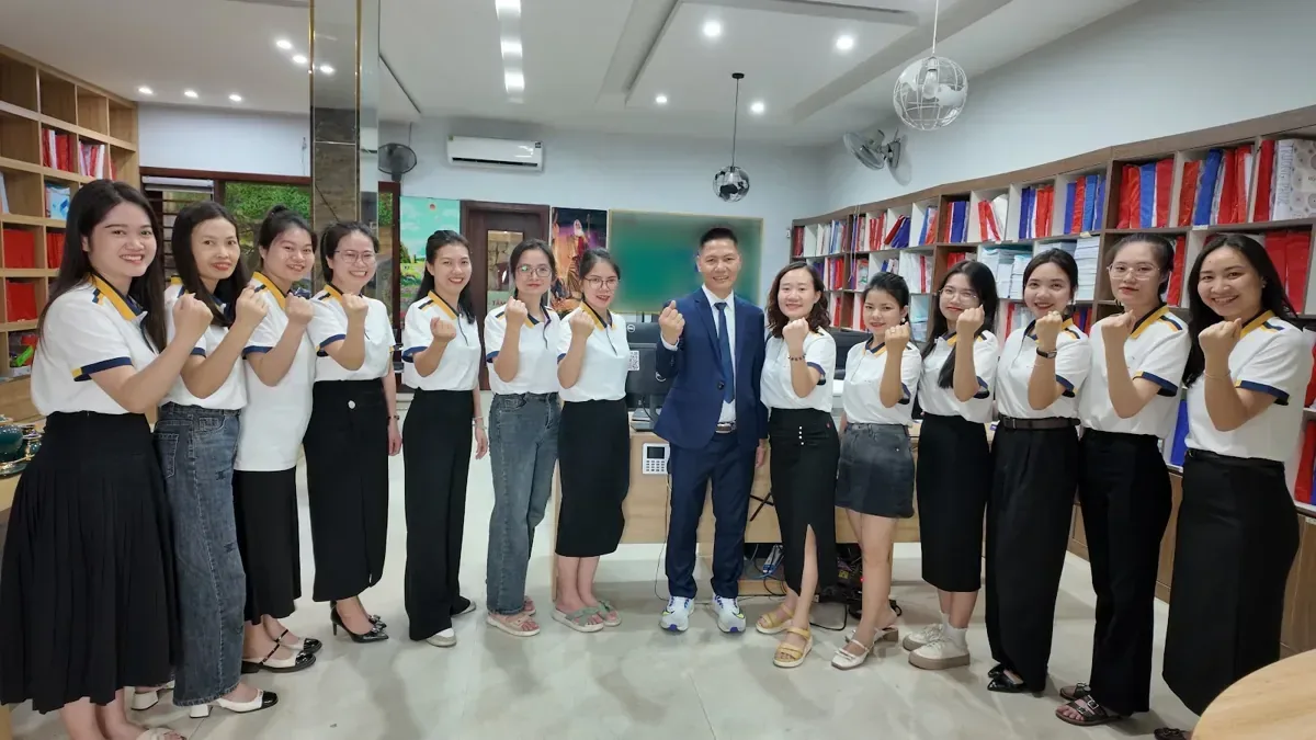Đội ngũ nhân viên tạo dáng bắn tim trong văn phòng