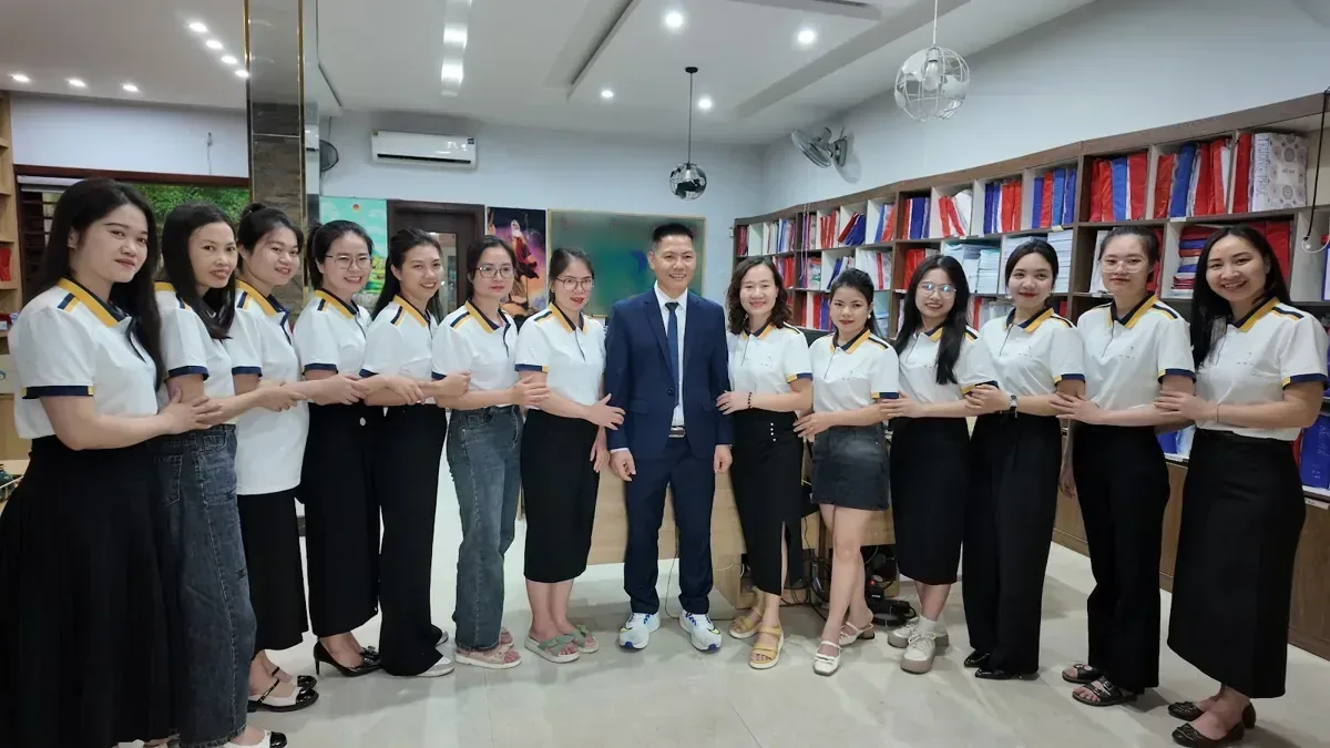 Ảnh tập thể đội ngũ đồng phục trắng trong văn phòng