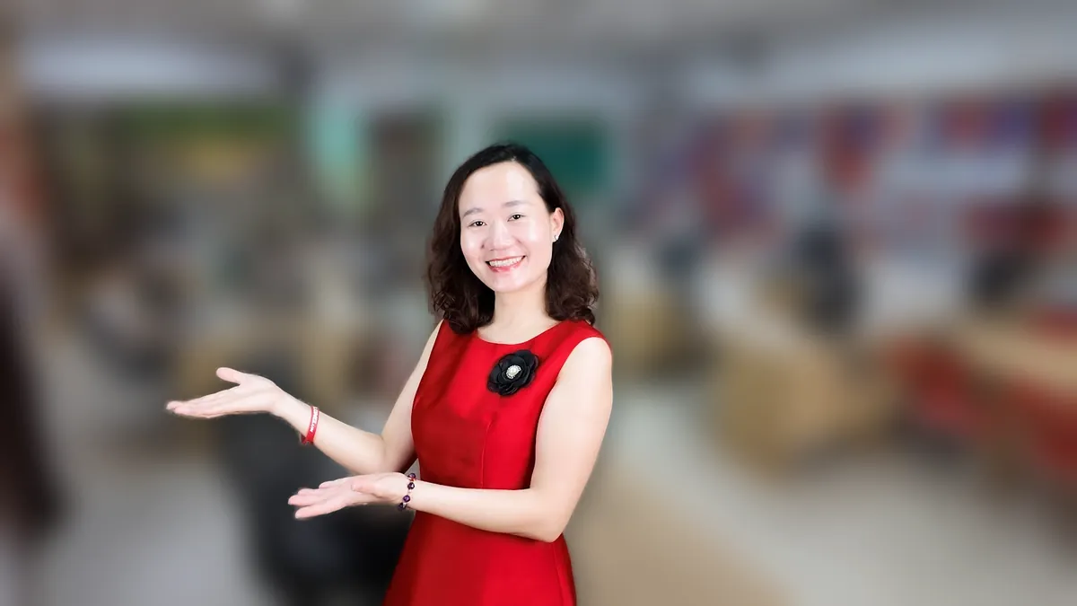 Chị Thảo Nguyễn váy đỏ đưa tay như giới thiệu, mỉm cười tại văn phòng Tâm - Tầm - Tài – chia sẻ về sau khi thành lập công ty cần làm gì