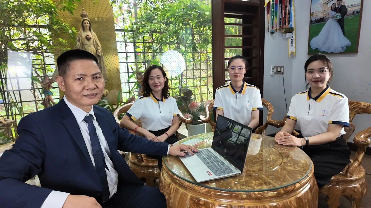 Anh Nguyễn Quốc Huy và ba nhân viên nữ ngồi quanh bàn tròn tại Tâm - Tầm - Tài – Thủ tục chuyển đổi hộ kinh doanh thành công ty